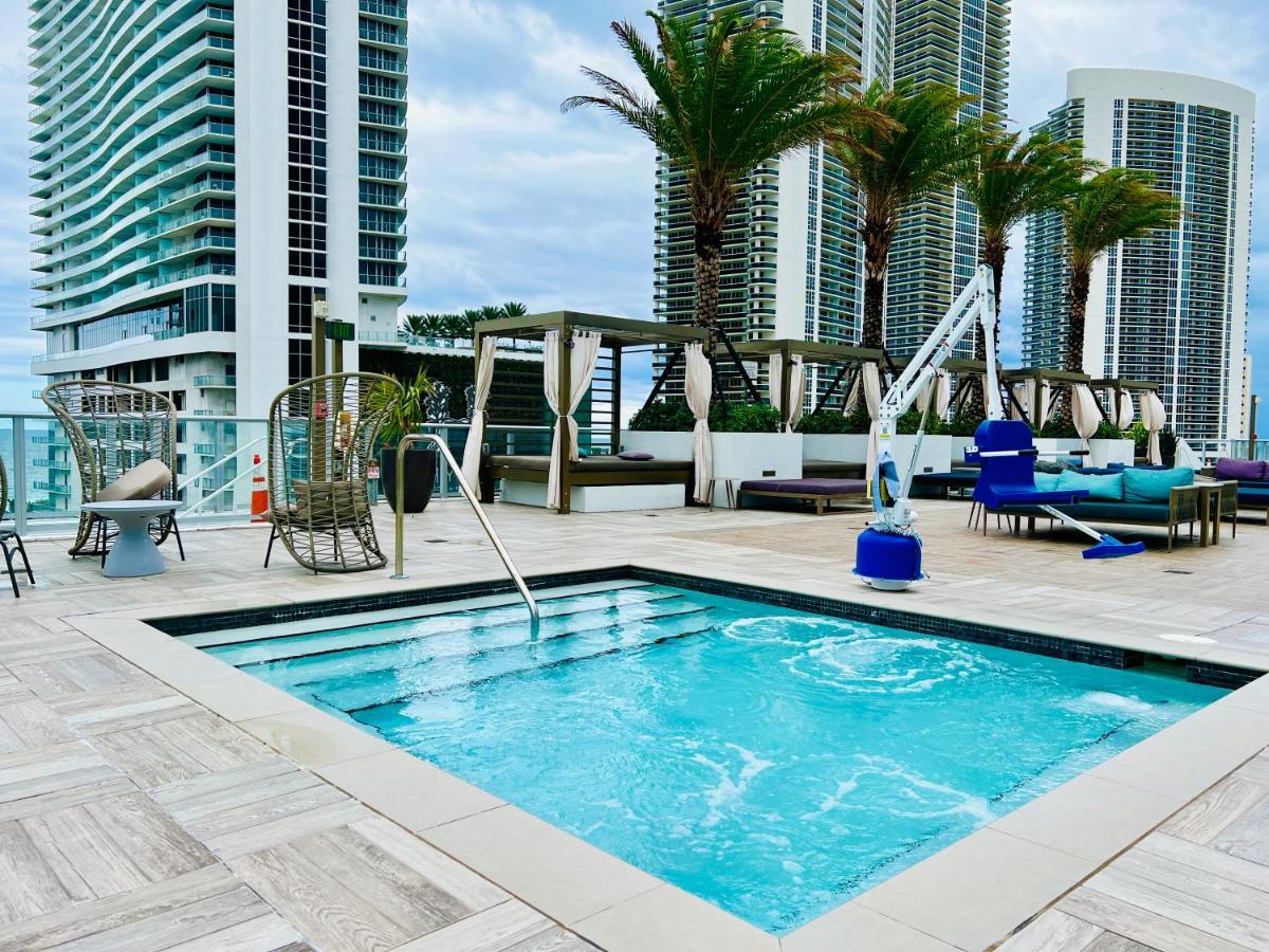 הוליווד Hyde Beach House Three-Bedroom, Waterfront, Ocean And Intercostal View, Rooftop Pool, 5 Min Walk To Beach מראה חיצוני תמונה